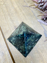 Load image into Gallery viewer, Kambaba Jasper Pyramid / paper weight