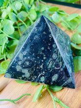 Load image into Gallery viewer, Kambaba Jasper Pyramid / paper weight