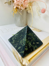 Load image into Gallery viewer, Kambaba Jasper Pyramid / paper weight