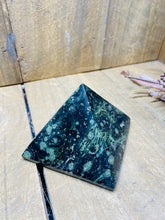 Load image into Gallery viewer, Kambaba Jasper Pyramid / paper weight