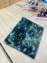 Load image into Gallery viewer, Kambaba Jasper Pyramid / paper weight