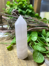 Load image into Gallery viewer, Mangano Calcite Tower Obelisk