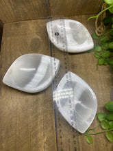Load image into Gallery viewer, Selenite boat bowl