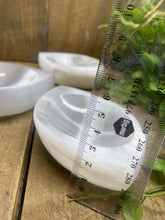 Load image into Gallery viewer, Selenite boat bowl