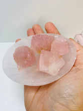 Load image into Gallery viewer, Oval Selenite trinket bowl with rough Rose Quartz (4 pieces)