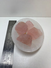 Load image into Gallery viewer, Oval Selenite trinket bowl with rough Rose Quartz (4 pieces)