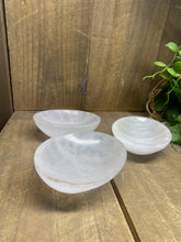 Load image into Gallery viewer, Selenite trinket bowl