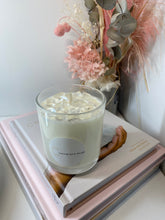 Load image into Gallery viewer, Medium clear Quartz infused natural soy Candle - Medium size (180g)