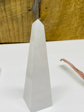 Load image into Gallery viewer, Mangano Calcite Tower Obelisk