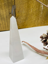 Load image into Gallery viewer, Mangano Calcite Tower Obelisk