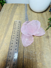 Load image into Gallery viewer, Rose Quartz hand carved flower