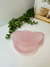 Load image into Gallery viewer, Rose Quartz hand carved flower