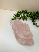 Load image into Gallery viewer, Rose Quartz hand carved flower
