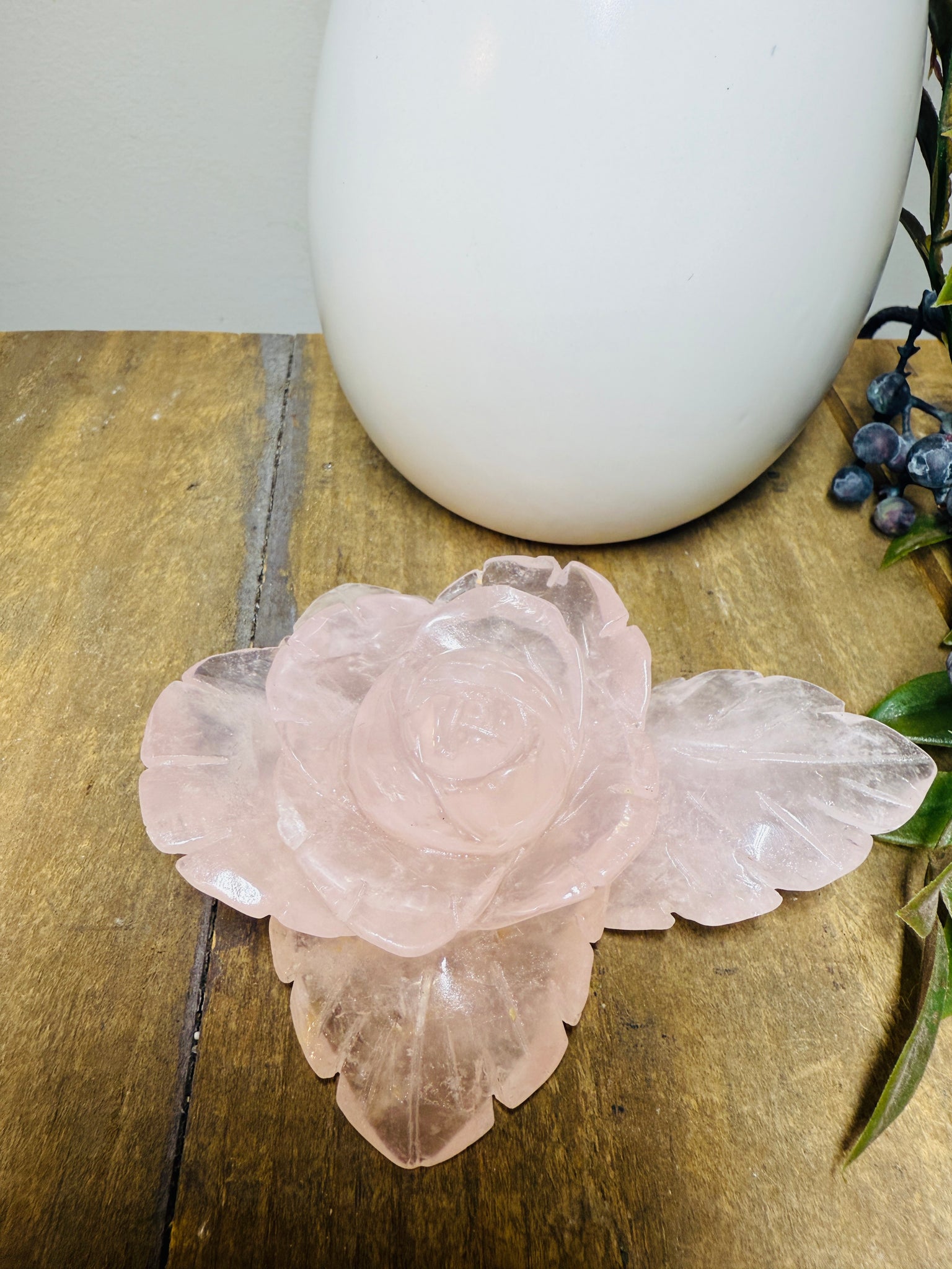 Load image into Gallery viewer, Rose Quartz hand carved flower