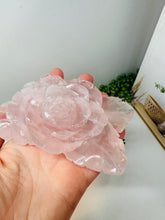 Load image into Gallery viewer, Rose Quartz hand carved flower