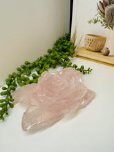 Load image into Gallery viewer, Rose Quartz hand carved flower