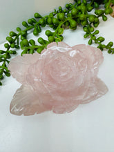 Load image into Gallery viewer, Rose Quartz hand carved flower