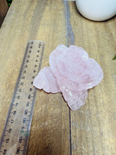 Load image into Gallery viewer, Rose Quartz hand carved flower