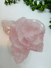 Load image into Gallery viewer, Rose Quartz hand carved flower