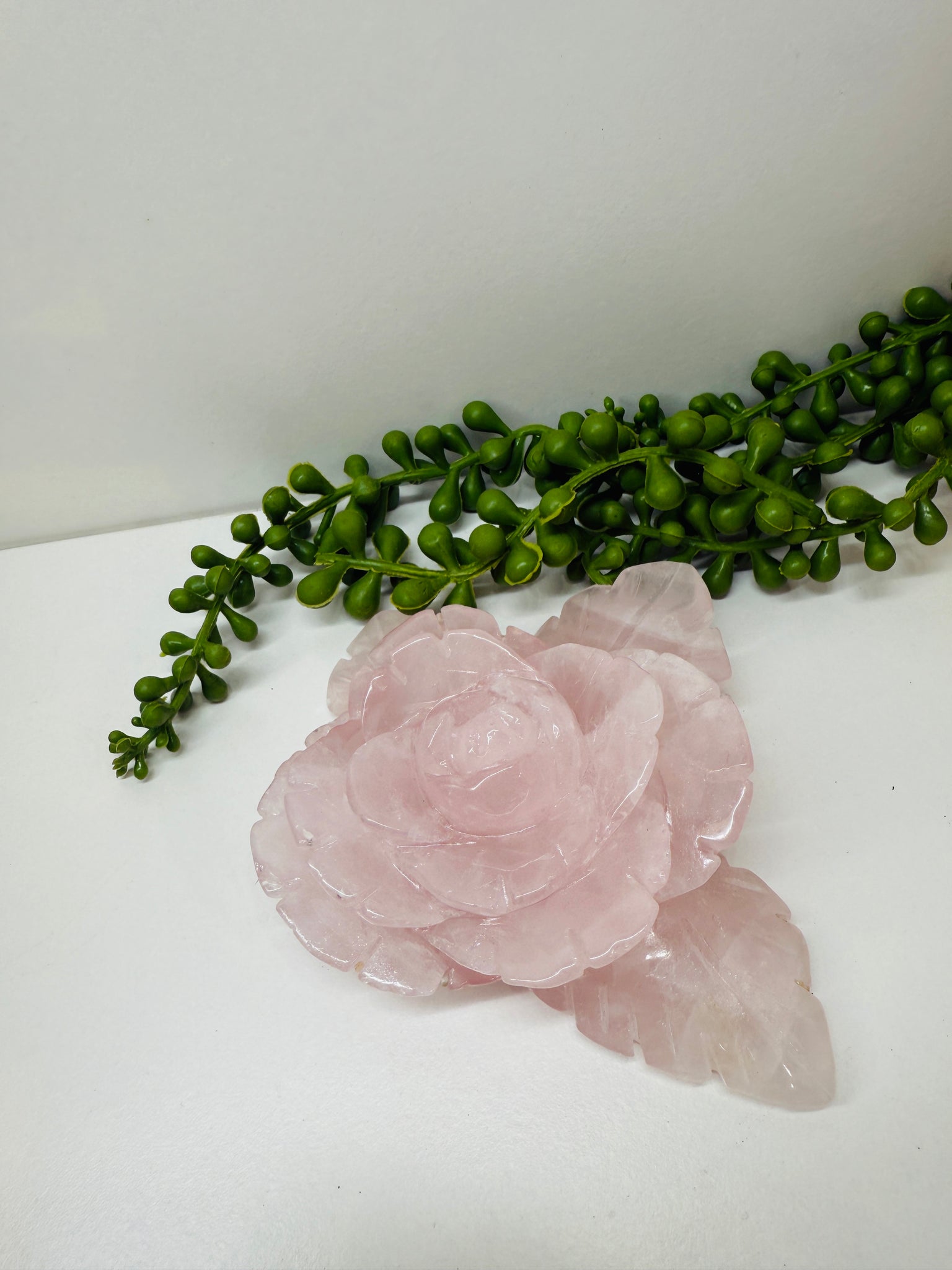 Load image into Gallery viewer, Rose Quartz hand carved flower