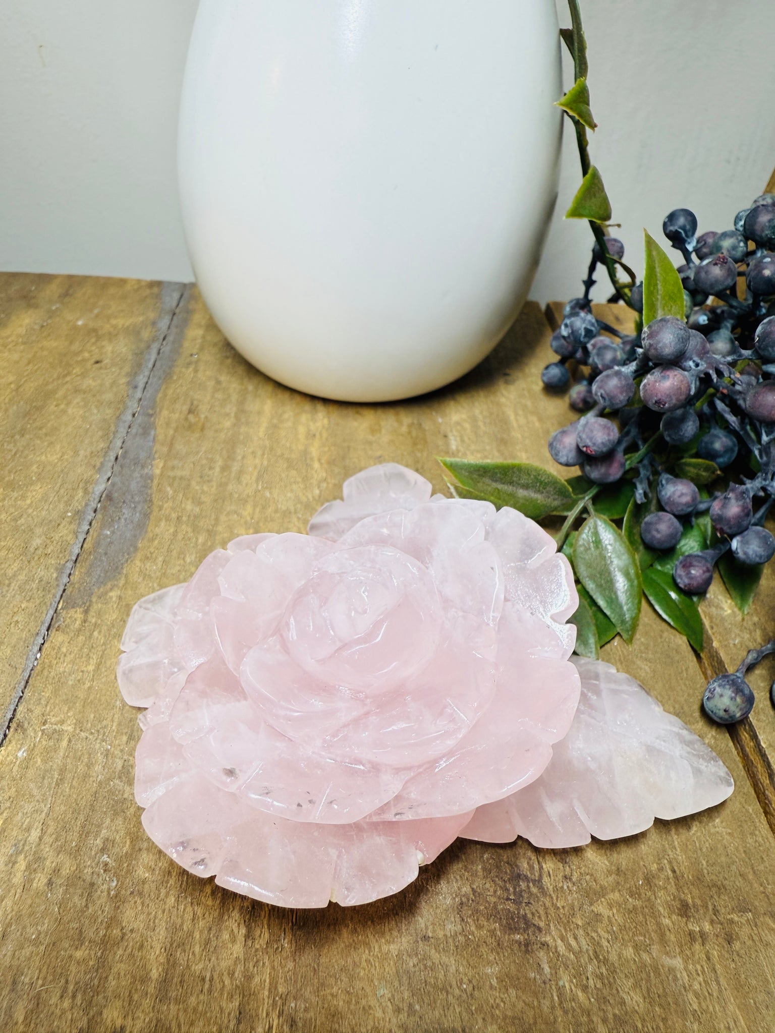 Load image into Gallery viewer, Rose Quartz hand carved flower