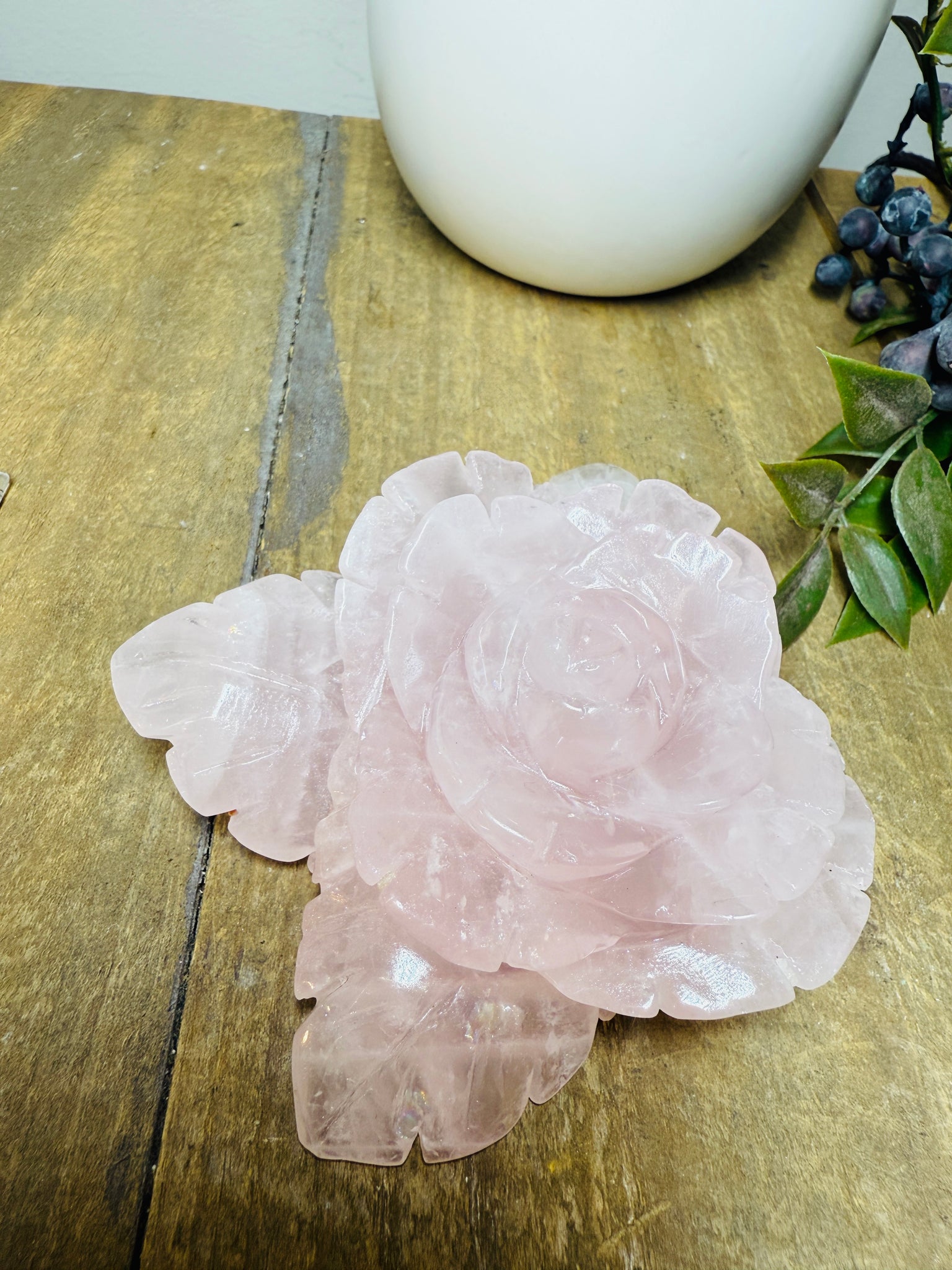 Load image into Gallery viewer, Rose Quartz hand carved flower