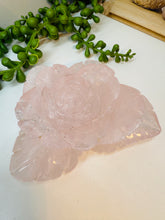 Load image into Gallery viewer, Rose Quartz hand carved flower