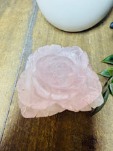 Load image into Gallery viewer, Rose Quartz hand carved flower