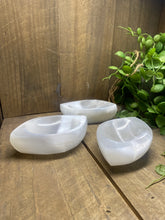 Load image into Gallery viewer, Selenite boat bowl