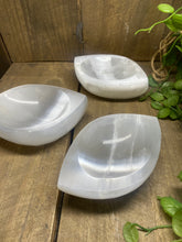 Load image into Gallery viewer, Selenite boat bowl
