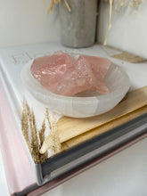 Load image into Gallery viewer, Oval Selenite trinket bowl with rough Rose Quartz (4 pieces)