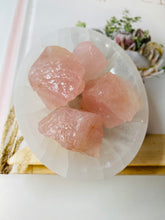 Load image into Gallery viewer, Oval Selenite trinket bowl with rough Rose Quartz (4 pieces)