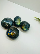 Load image into Gallery viewer, Labradorite, tumbled - large