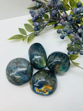 Load image into Gallery viewer, Labradorite, tumbled - large