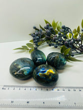 Load image into Gallery viewer, Labradorite, tumbled - large