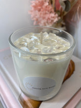 Load image into Gallery viewer, Medium clear Quartz infused natural soy Candle - Medium size (180g)