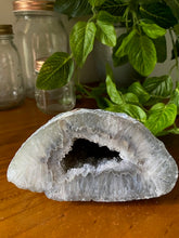 Load image into Gallery viewer, Natural Agate Geode