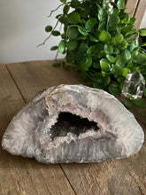 Load image into Gallery viewer, Natural Agate Geode