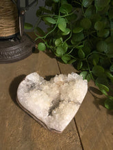 Load image into Gallery viewer, Natural Quartz crystal love heart 