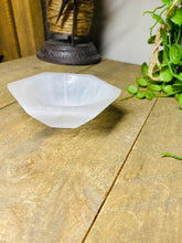 Load image into Gallery viewer, Selenite trinket bowl